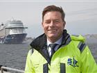 Joakim Larsson på kajen med Mein Schiff 1 i bakgrunden