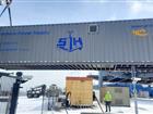 Container lyfts från marken. Den innehåller elanslutningar.