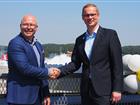 Johan Wallén och Benjamin Weinacht skakar hand