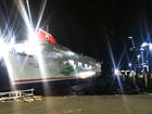 Stena Baltica anländer till Stockholm Norvik Hamn i mörknet