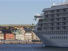 Gamla stan med ett kryssningsfartyg på Strömmen