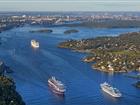 Flygbild av inloppet över Stockholm med tre stora fartyg i fonden