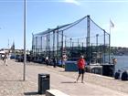 Den flytande padelpråmen som ligger vid kaj