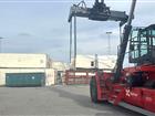 Husmoduler i bakgrunden och en terminaltruck i förgrunden
