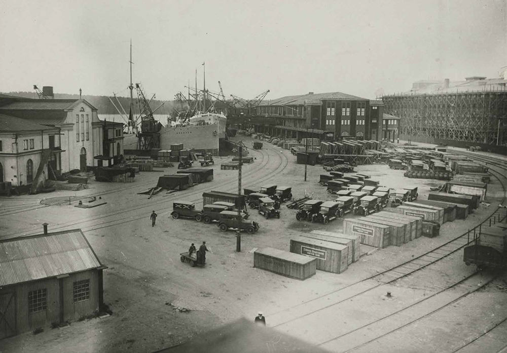 Frihamnen 1926: Bilar förpackade i lådor och i färdigt skick lagrade på planen väster om Magasin 2.