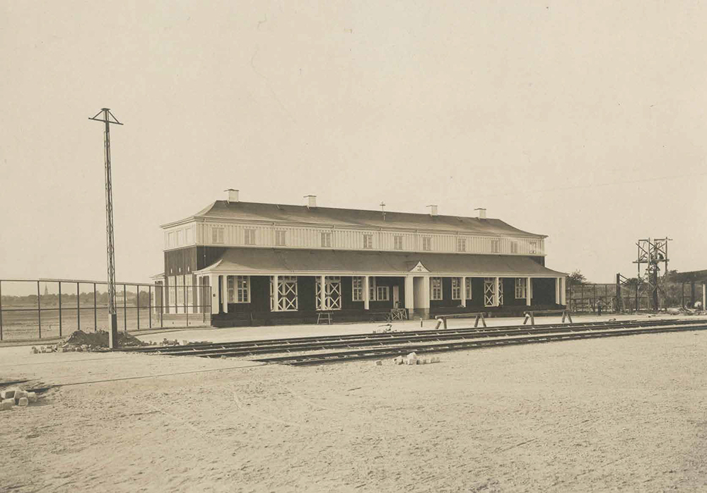 Frihamnen 1919: Administrationsbyggnaden, sedd inifrån hamnen.