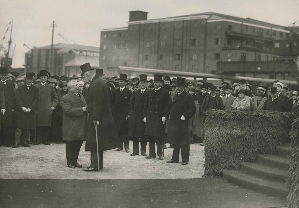 Frihamnen 27 september 1926: Hans Majestät Konung Gustaf V i samtal med Stadsfullmäktiges ordförande Allan Cederborg.