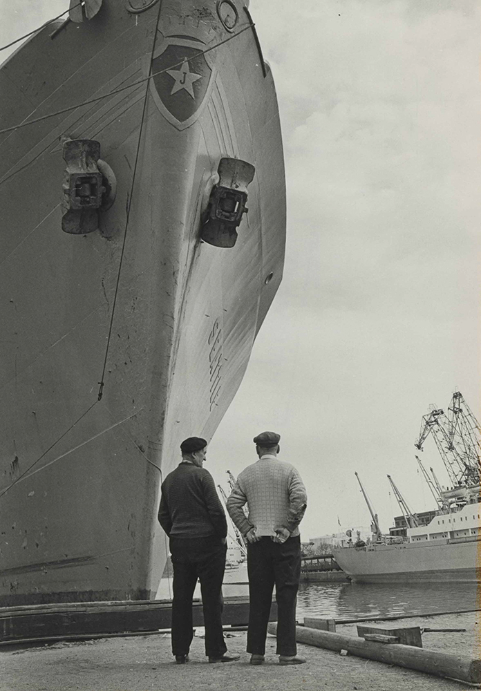 Frihamnen: En av Johnsonlinjens vackra fartyg som sakkunnigt granskas av ett par stuveriarbetare. Stuveriarbetarna beundrar m/s Seattle, sjösatt 1947 och såld till Tyskland 1962.