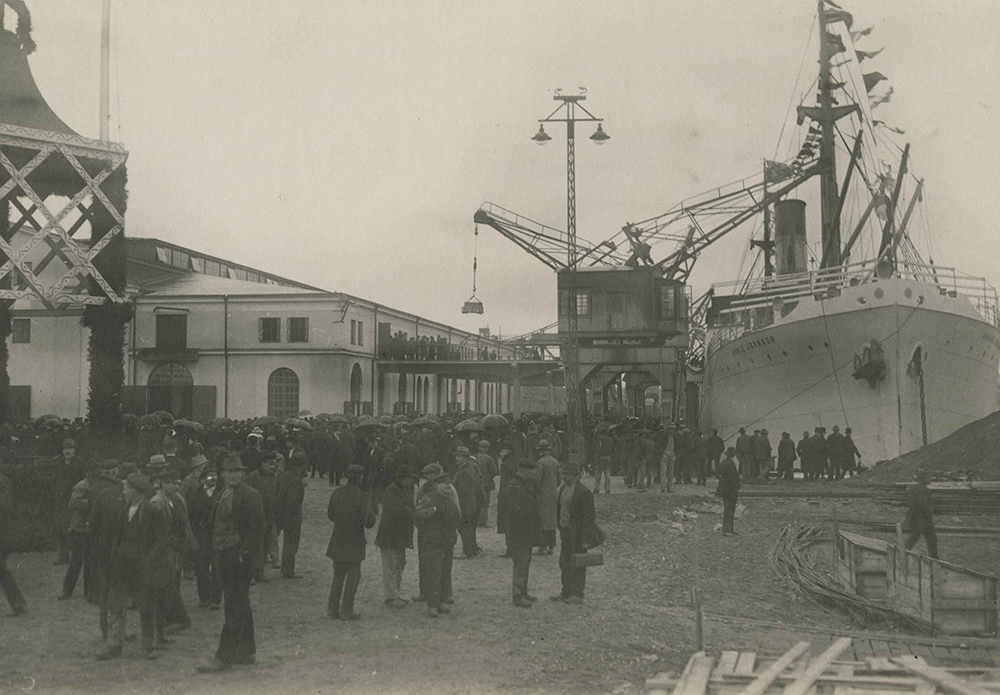 Frihamnen 10 oktober 1919: Invigning av Magasin 1 och S/S Annie Johnson. Invigningspaviljongen till vänster.