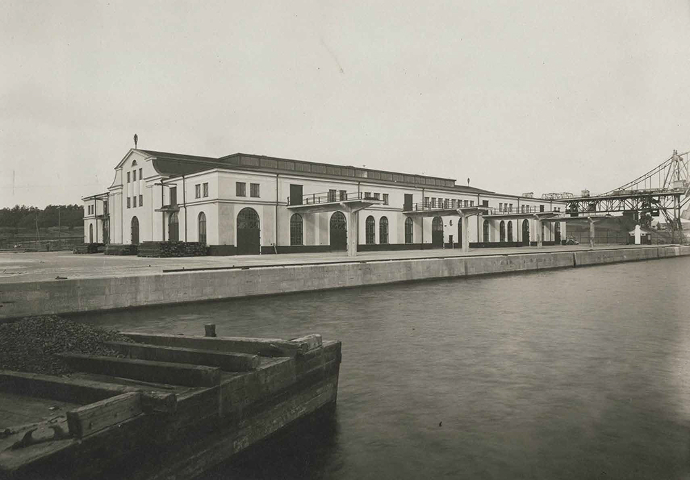 Frihamnen 1919: Magasin 1, exteriör från sjösidan.