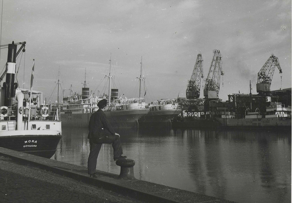 Frihamnen 9 oktober 1945: Lastkranar mot skyn. Fartyget Mora från Göteborg syns vid kajkanten.