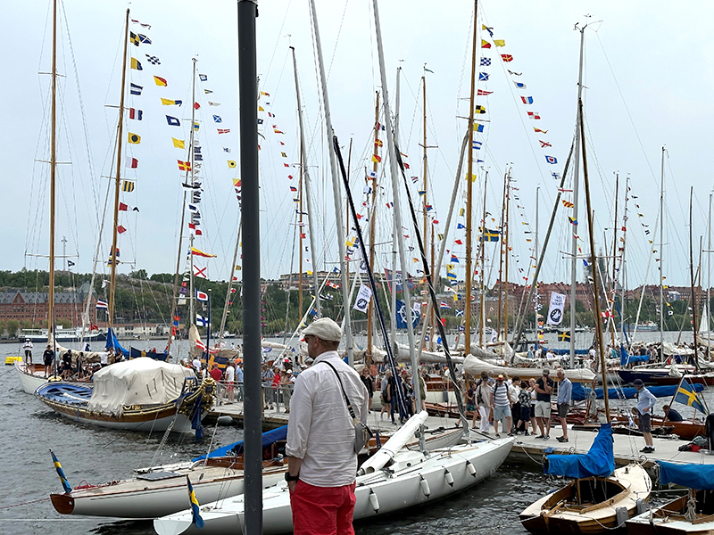 Segelfartygen i hamn med flaggspelen uppe